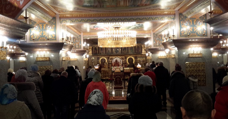 Торжественным богослужением сегодня отметили в Магадане престольный праздник Храма Новомучеников и исповедников Церкви Русской