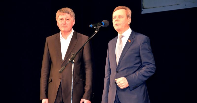 Сергей Абрамов и Александр Басанский поздравили коллектив старейшей колымской газеты