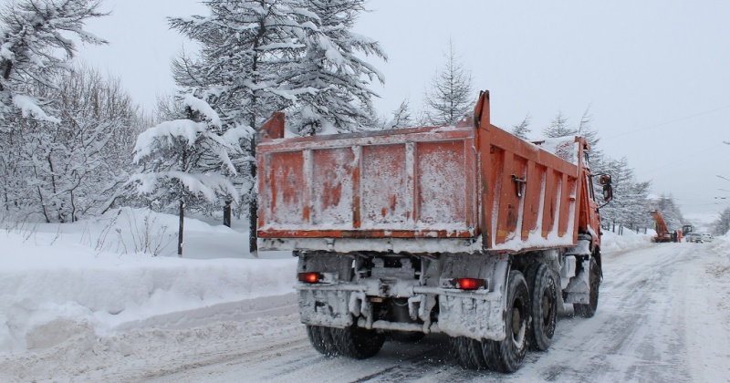В связи с расчисткой проезжей части и снеговывозом сегодня в Магадане движение будет ограничено на улицах Марчеканской и Берзина