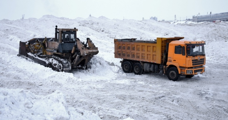 До 33 единиц техники и порядка 60 человек ежедневно ведут комплексную расчистку города от снега