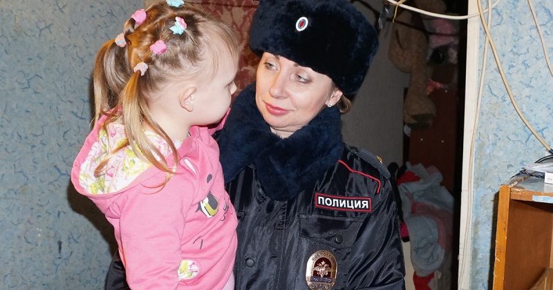 Акция «8 Марта - в каждый дом»: магаданские полицейские совместно с волонтерами поздравили многодетных матерей