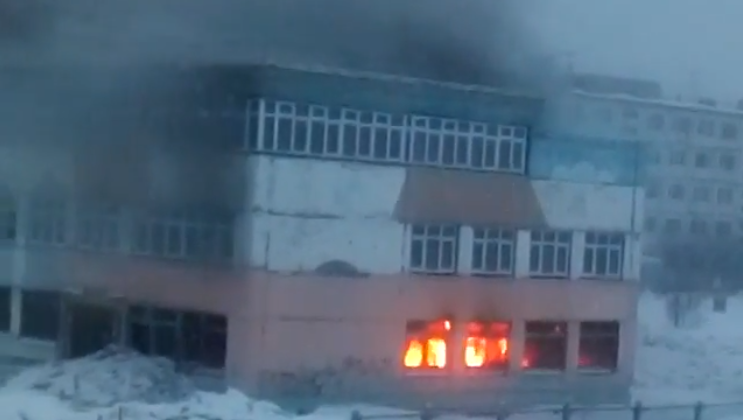 Магаданские пожарные ликвидировали загорание нежилого строения