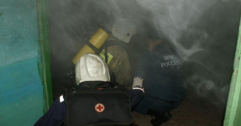 Пожарные города Магадана ликвидировали загорание входной двери