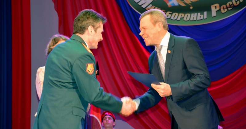 Сергей Абрамов поздравил сотрудников колымских военкоматов с юбилеем создания системы воинского учета в стране