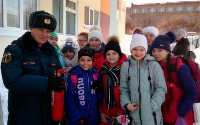 Противопожарные мастер-классы для магаданских школьников проводят сотрудники МЧС