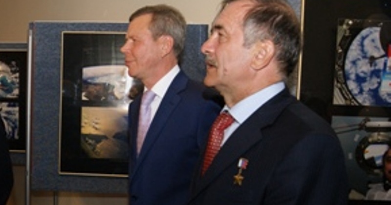 Депутаты Магаданской областной Думы поздравили с Днем космонавтики Павла Виноградова
