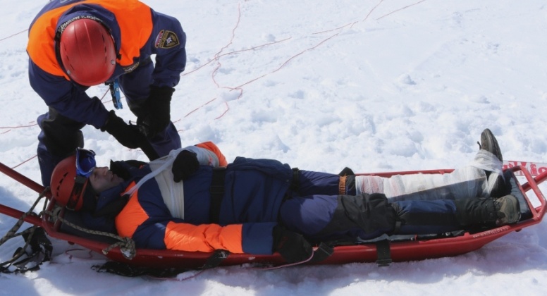Магаданские спасатели отработали приемы поиска и спасения людей, пострадавших при сходе снежной лавины