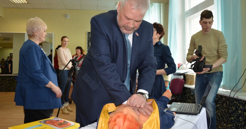 Андрей Зыков продемонстрировал навыки оказания первой медицинской помощи, оценил современную спецодежду и обсудил с коллегами организацию охраны труда в регионе