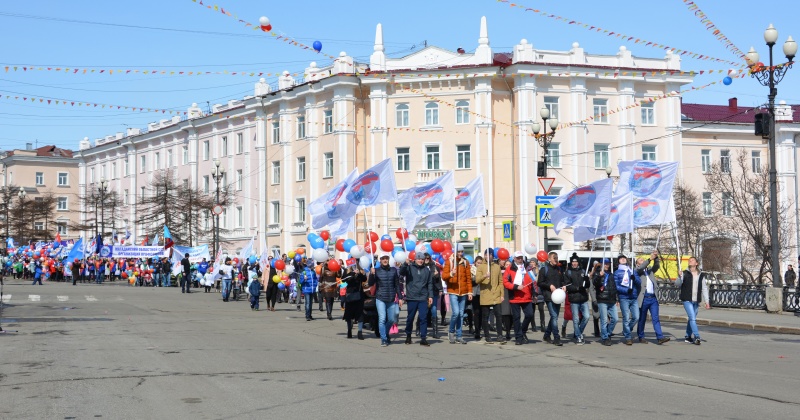 Колымские парламентарии и члены Молодежной общественной палаты при заксобрании приняли участие в первомайском шествии