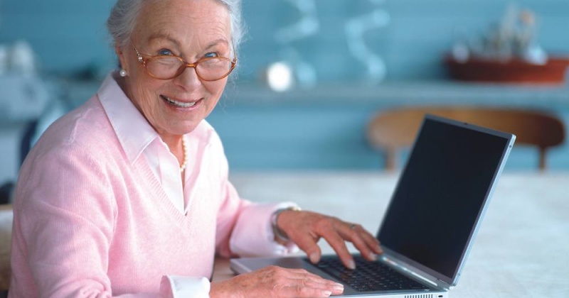 Пожилые магаданцы могут вновь пройти бесплатные курсы компьютерной грамотности
