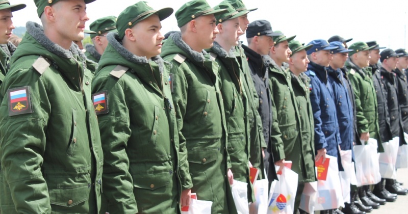 Более 30 новобранцев торжественно проводили на службу в армию из Магадана