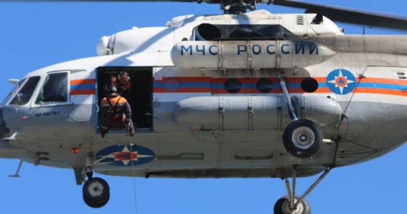 Магаданские спасатели отработали навыки спуска с вертолета