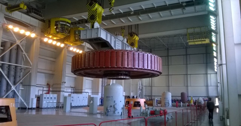 Ротор генератора строящейся Усть-Среднеканской ГЭС в Магадаснкой области установлен на штатное место