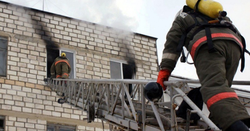Пожар на балконе пятиэтажного дома на Колыме ликвидировали магаданские пожарные