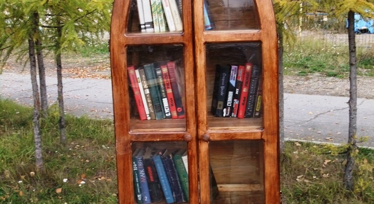 В посёлке Сокол оборудовали книжный шкафчик «Бери-читай»