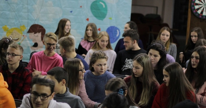 Почти полсотни магаданских школьников собрала выездная школа КВН в Снежном
