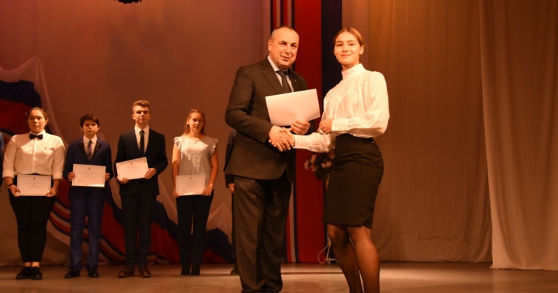 Сертификаты стипендиатов мэра Магадана получили лучшие учащиеся города и молодые педагоги