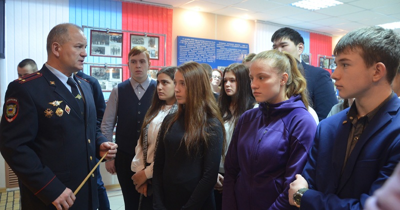 Девятиклассники школы № 28 города Магадана посетили Центр профессиональной подготовки УМВД России по Магаданской области.