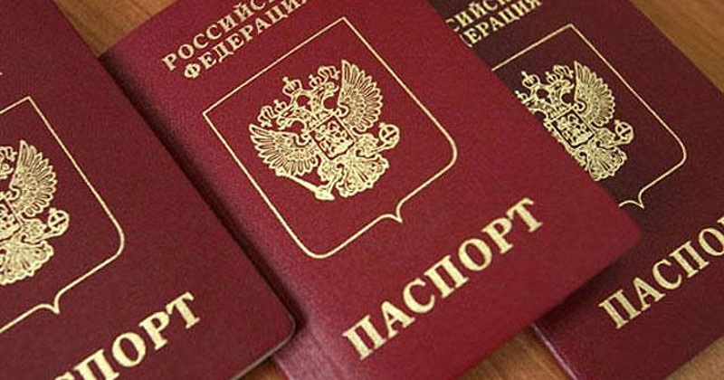 Губернатор Сергей Носов вручил паспорта юным колымчанам в День Конституции РФ