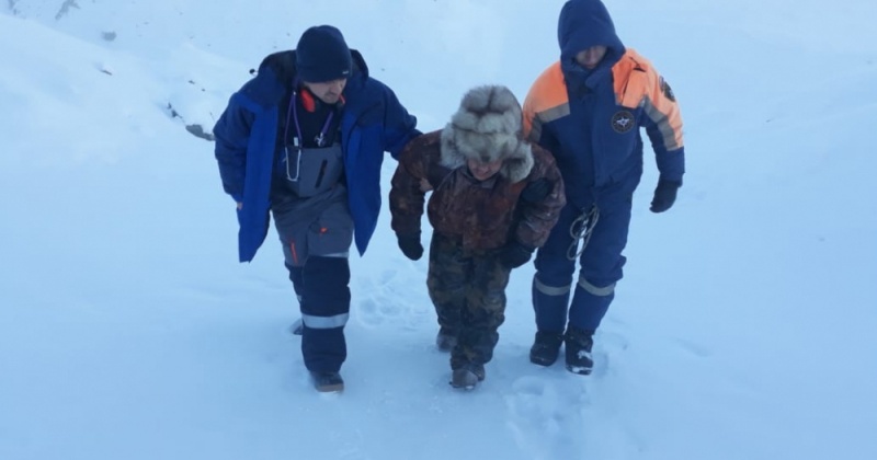 Магаданские спасатели эвакуировали с отдаленного месторождения в Среднеканском районе работника артели