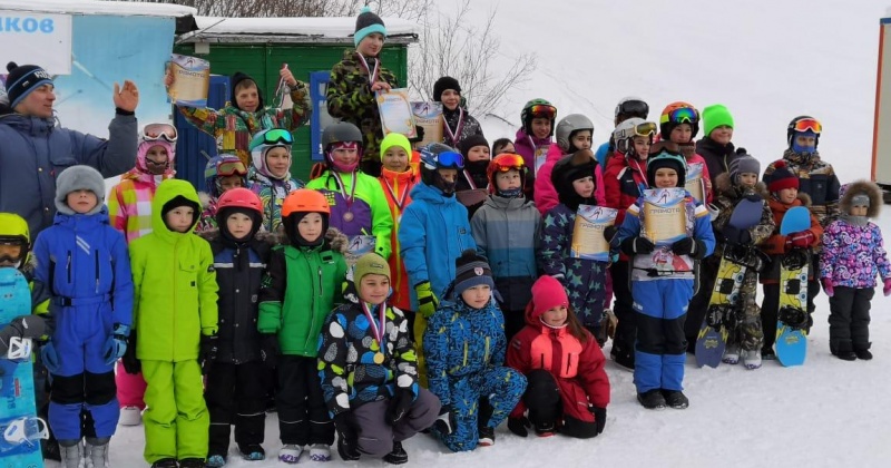 Юные сноубордисты Русской горнолыжной школы Магадана открыли сезон