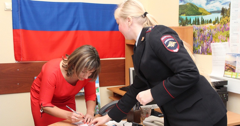 Мигрантам, принявшим российское гражданство, получили паспорта в Хасынском районе
