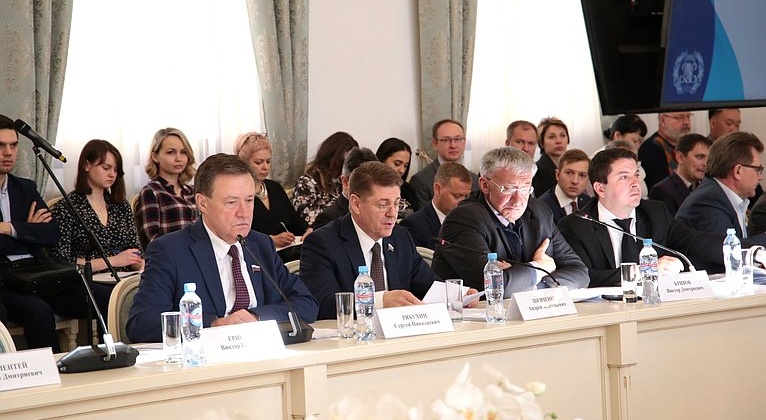 Представители заксобраний регионов, российских министерств, ученые и парламентарии обсуждают спорные моменты реализации нацпроектов