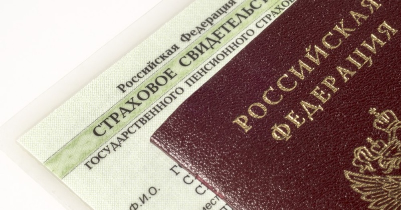 С 1 апреля выдача привычных «зеленых карточек» ПФР, содержащих информацию о страховом номере индивидуального лицевого счета гражданина, перерастала быть обязательной.