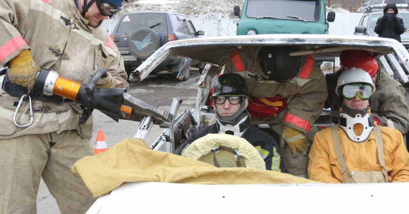 Спасатели Магадана извлекли пострадавших из автомобиля