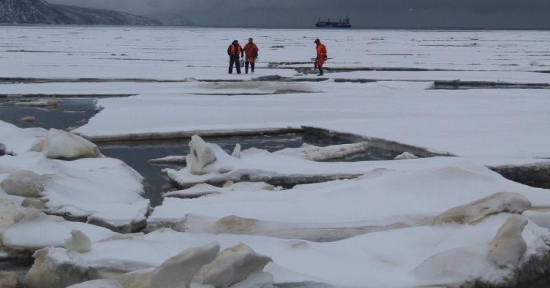 Двух рыбаков эвакуировали со льда бухты Нагаева магаданские спасатели (фото)