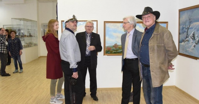 «Город золотой»: В Магадане открылась художественная выставка, посвященная 90-летию областного центра