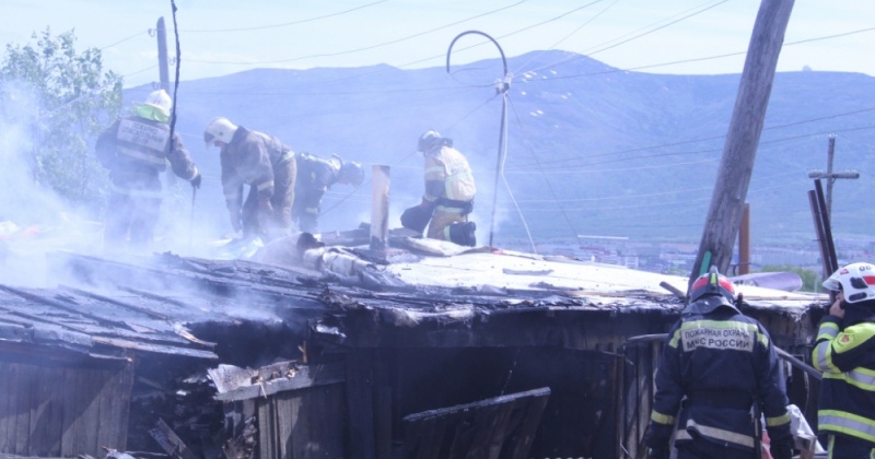 Магаданские пожарные ликвидировали загорание пристройки к частному дому