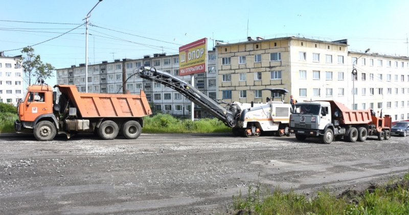 Свыше 7 тысяч квадратных метров асфальта и тысячи метров бортового камня уложат на улице Дзержинского в Магадане