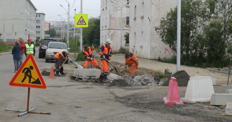 В районе дома Берзина, 6 в Магадане идут работы по оборудованию пешеходной зоны
