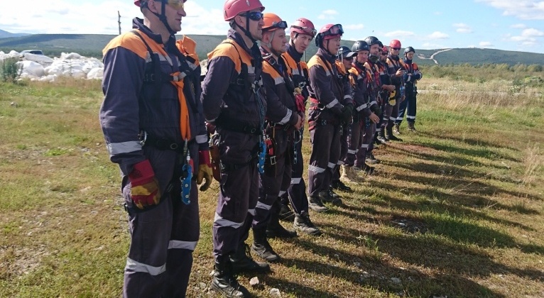 Магаданские спасатели провели тренировку по десантной подготовке