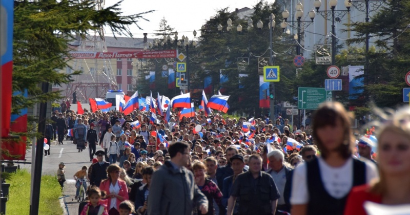Сотни российских триколоров развевались в центре Магадана в День государственного флага России