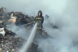 На тушение свалки в Магадане уже затрачено более 400 кубических литров воды