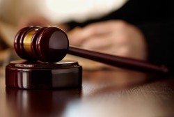 В поселке Палатка вынесен обвинительный приговор 19-летнему местному жителю, вовлекшему подростка в совершение кражи