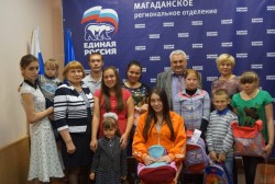 Магаданское региональное отделение Единой России в течение многих лет реализует в области партийный проект «Собери ребенка в школу»