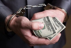 В Магаданской области таможенный инспектор осужден за получение взятки