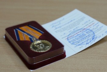 Начальник ГУ МЧС России по Магаданской области наградил медалями сотрудников