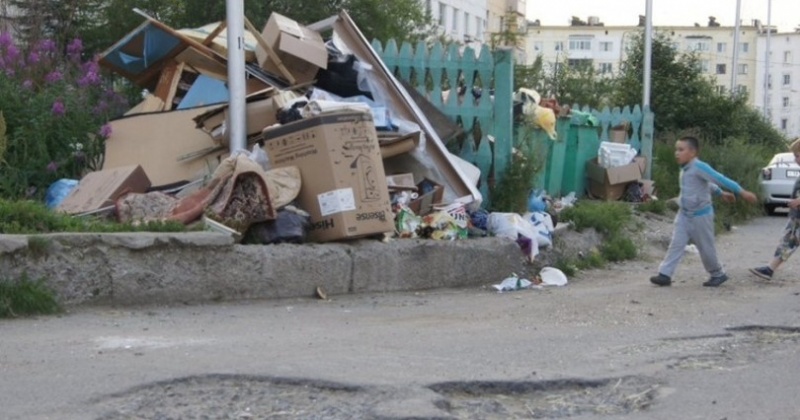 На Набережной р.Магаданки 15 будут следить, кто скидывает крупногабаритные отходы, что создает проблемы для жителей близлежащих домов