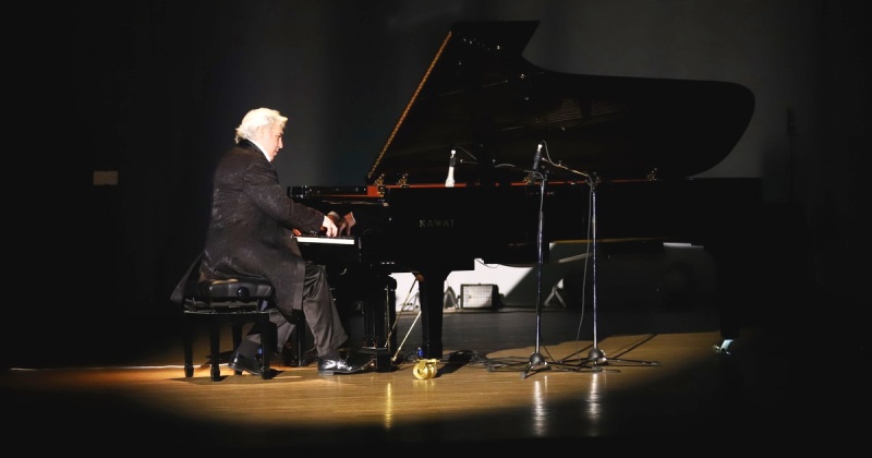 Единственный концерт в Магадане дал пианист-виртуоз Владислав Потапов