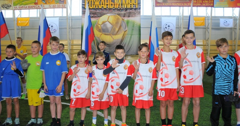 Начались первые игровые встречи открытого городского первенства Магадана по мини-футболу «Кожаный мяч»