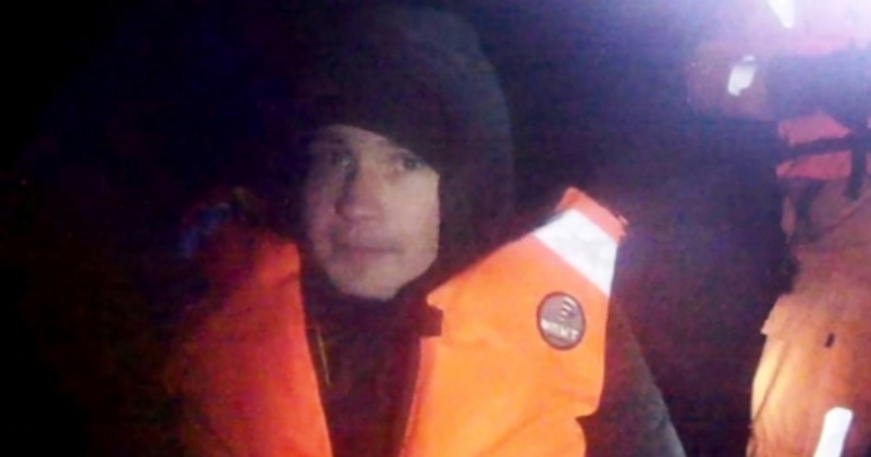 Жителя Магадана эвакуировали спасатели с берега бухты Нагаева Охотского моря