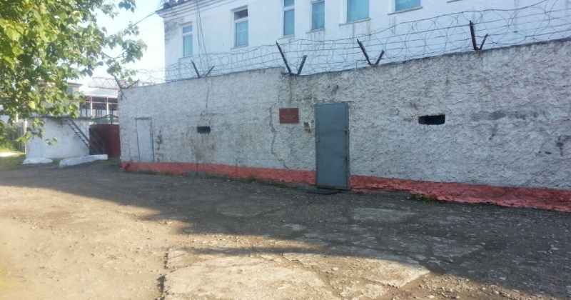 За 19 тыс. рублей сотрудник колонии Магадана пронес в зону телефон