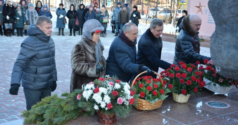 В Магадане прошла торжественная церемония возле монумента Узел памяти.