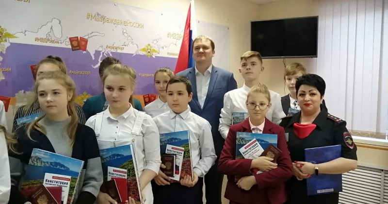 На Колыме в День Конституции РФ состоялось торжественное вручение паспортов юным колымчанам и семье из Украины