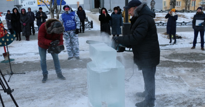 Торжественным распилом льда открыл мэр Магадана международный конкурс скульптур «Магаданский хрусталь»
