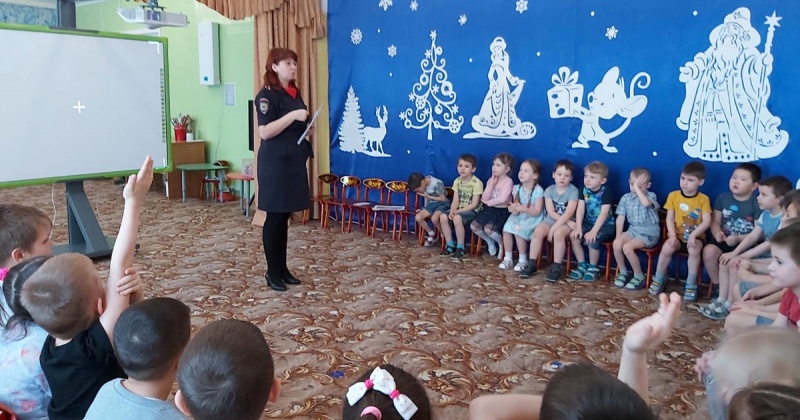 В Магаданской области сотрудники полиции провели для дошкольников обучающее занятие «Юный пешеход»